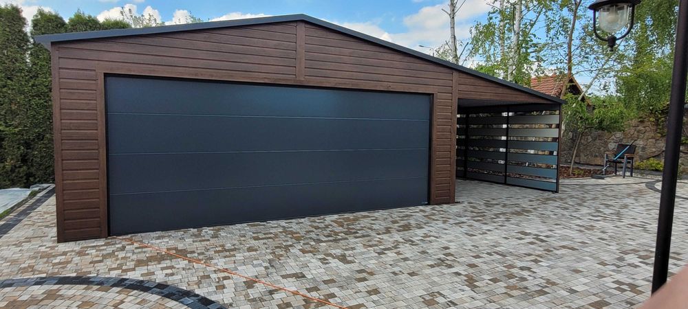 Nowoczesny garaż blaszany 12x6m z bramą segmentową wnęką oraz wiatą