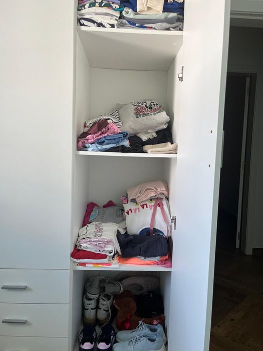 Roupeiro branco com gavetas e portas