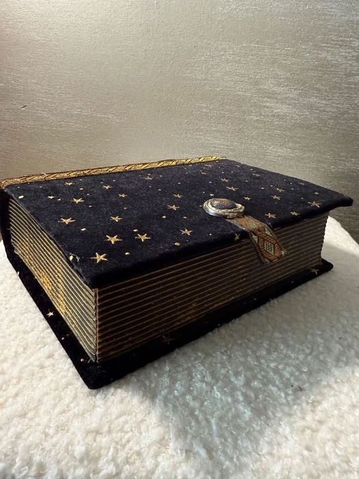 Książka–szkatułka ręcznie robiona