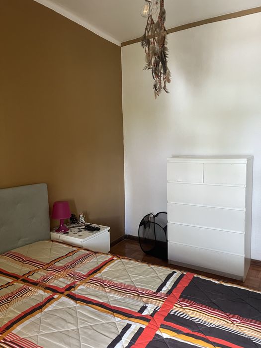 Alugo quarto solteiro ou casal em moradia compartilhada