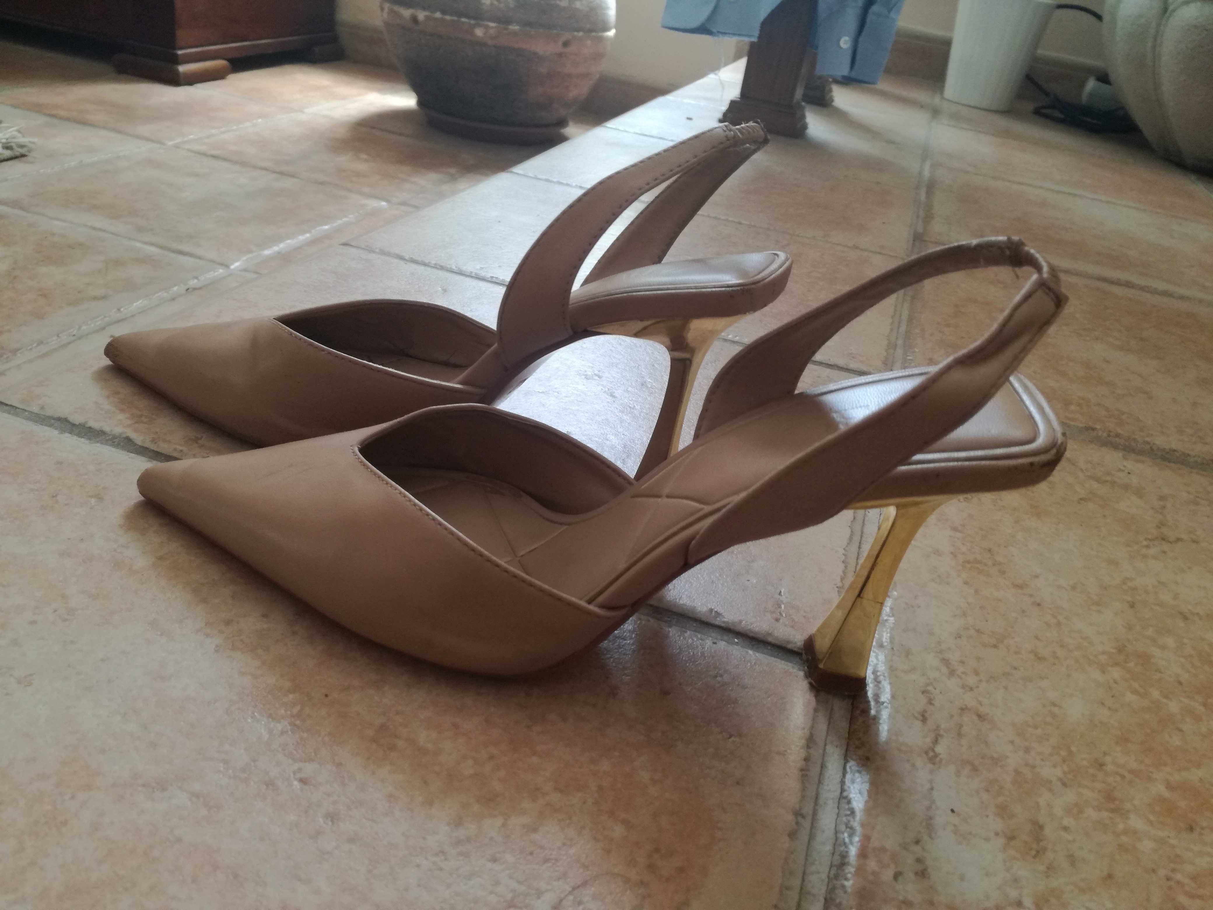 Sandálias sapatos abertos atrás beges da Zara