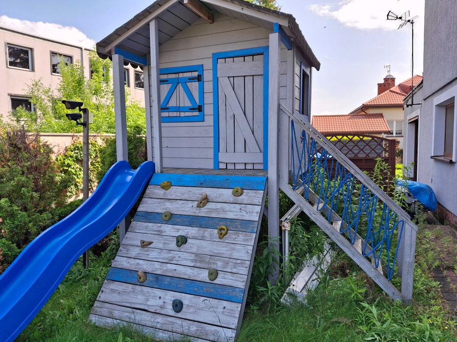 Domek drewniany  ze zjerzdżalnią