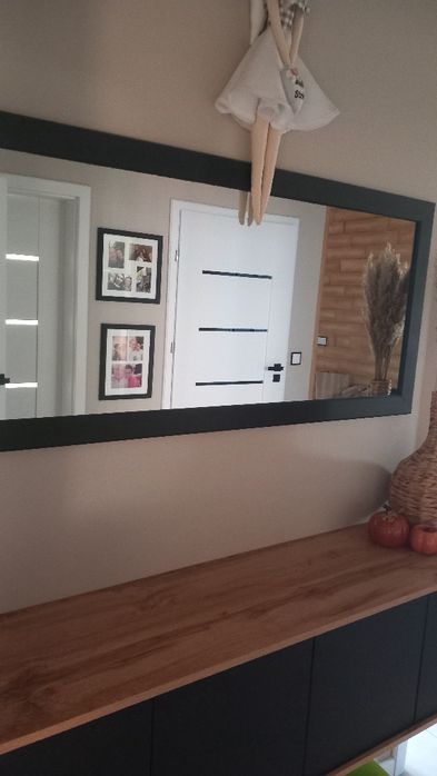 Lustro w czarnej ramie