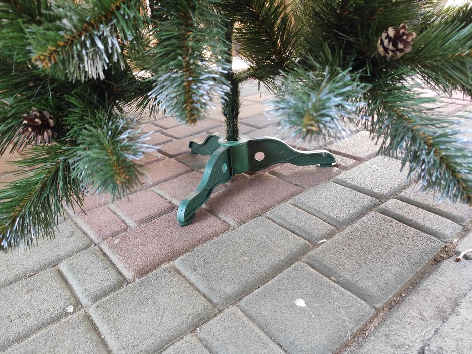 Новорічна  ялинка ПВХ Королева з білими кінчиками та шишками .