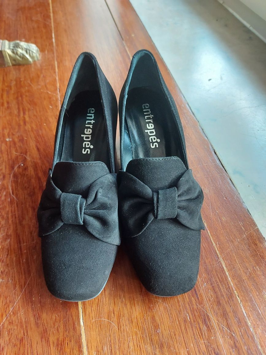 Sapato estilo mocassin pretos com laço, marca Entrepés, tamanho 35