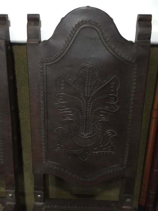 Mesa de Madeira Maciça e Cadeiras em Couro