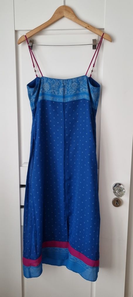 Elegancka sukienka na ramiączkach 
Rozmiar XL/XXL (11/12 US) - sugeruj