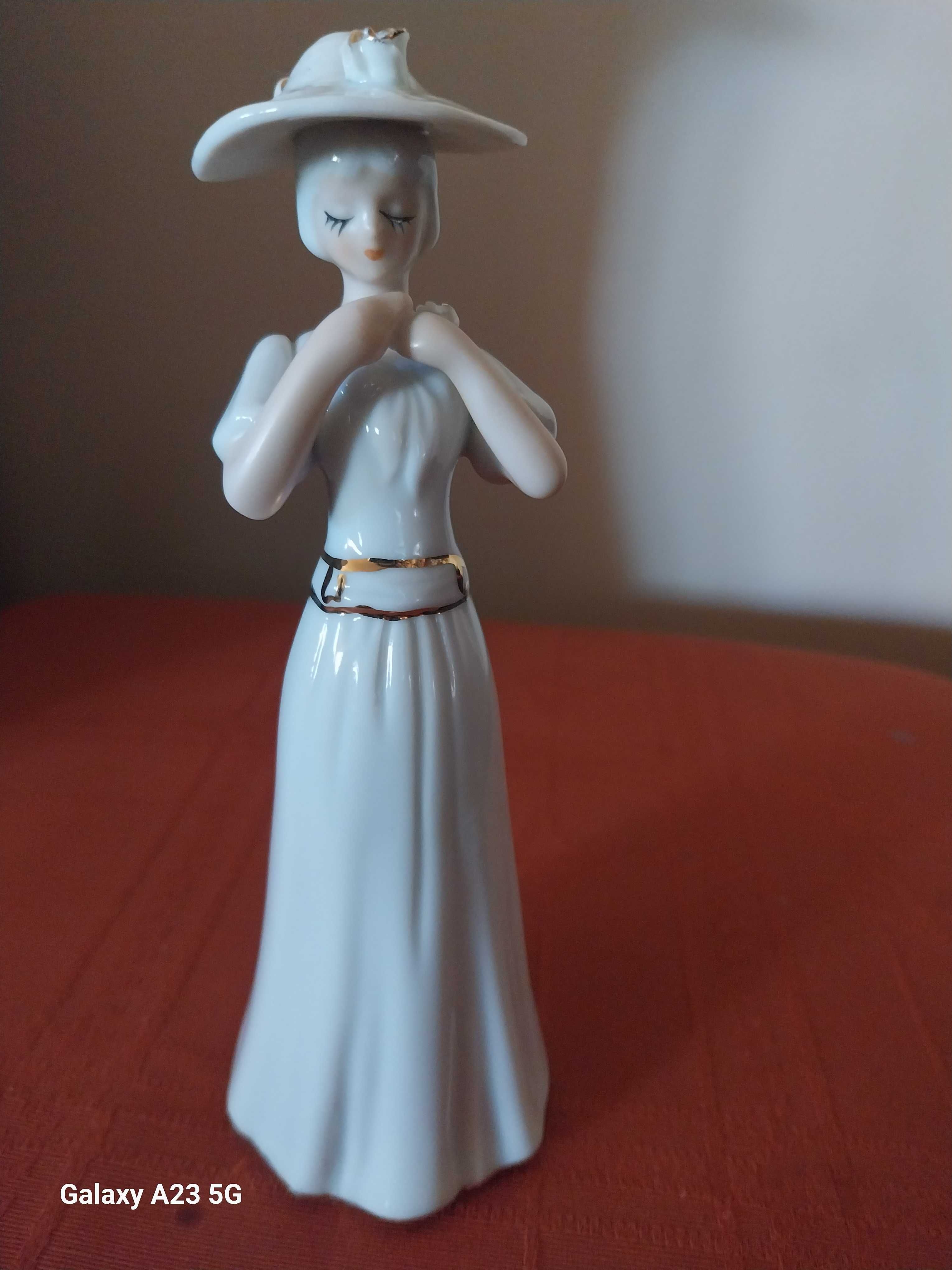 Figuras decorativas em porcelana.
