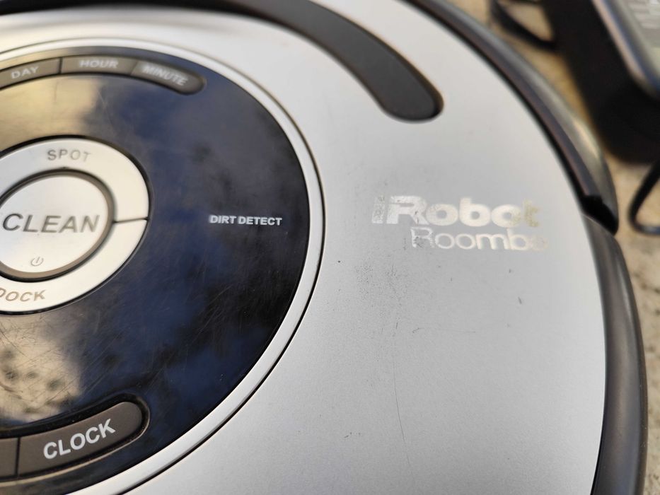 Aspirador Roomba 555 a funcionar, inclui balizador