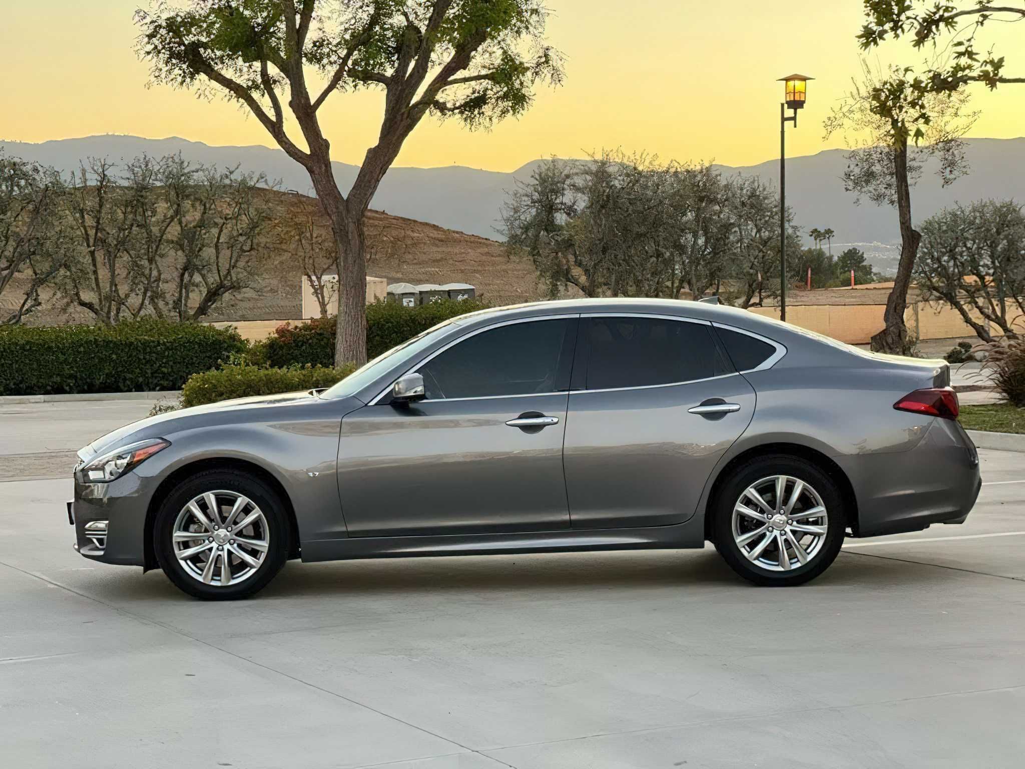 Infiniti Q70 Luxe 2018