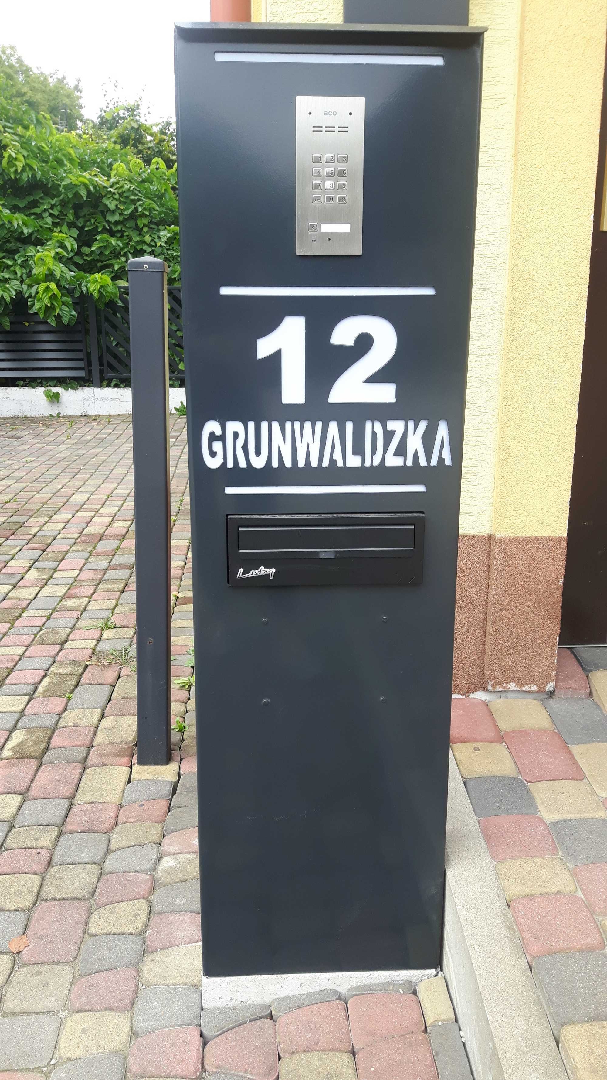 Słupek ogrodzeniowy multimedialny