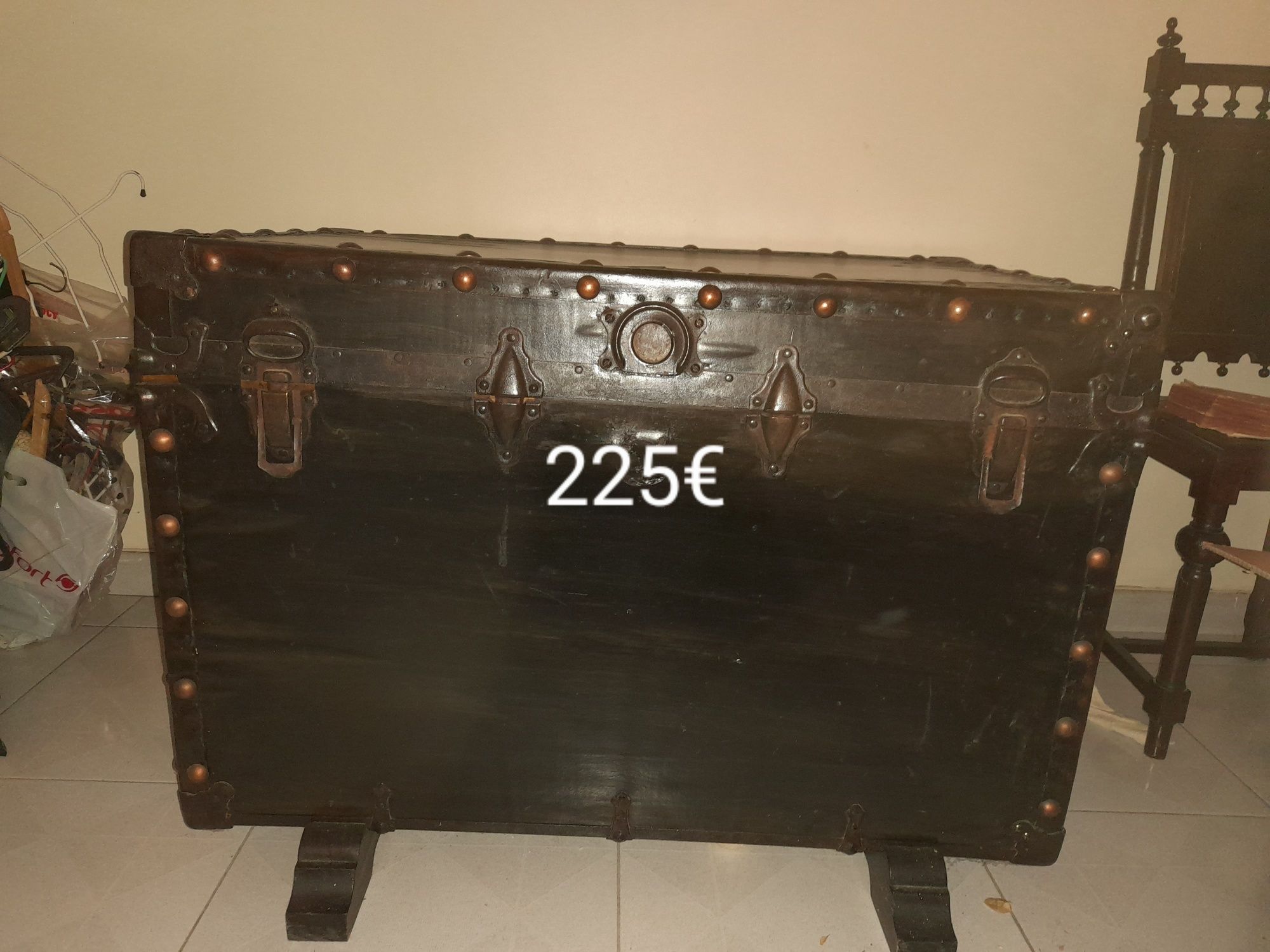 Vendo várias arcas de madeira