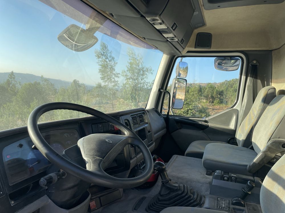 Camião Renault Kerax 320 com grua Palfinger PK16502