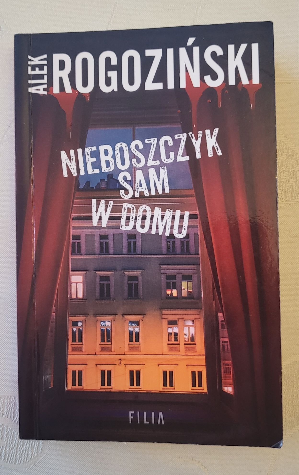 Alek Rogoziński "Nieboszczyk sam w domu"