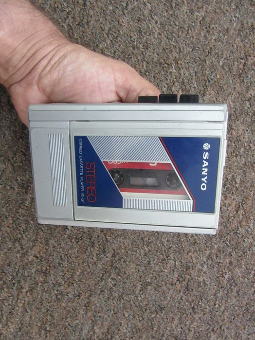 walkman Sanyo M-G7 z lat 80-tych, uszkodzony