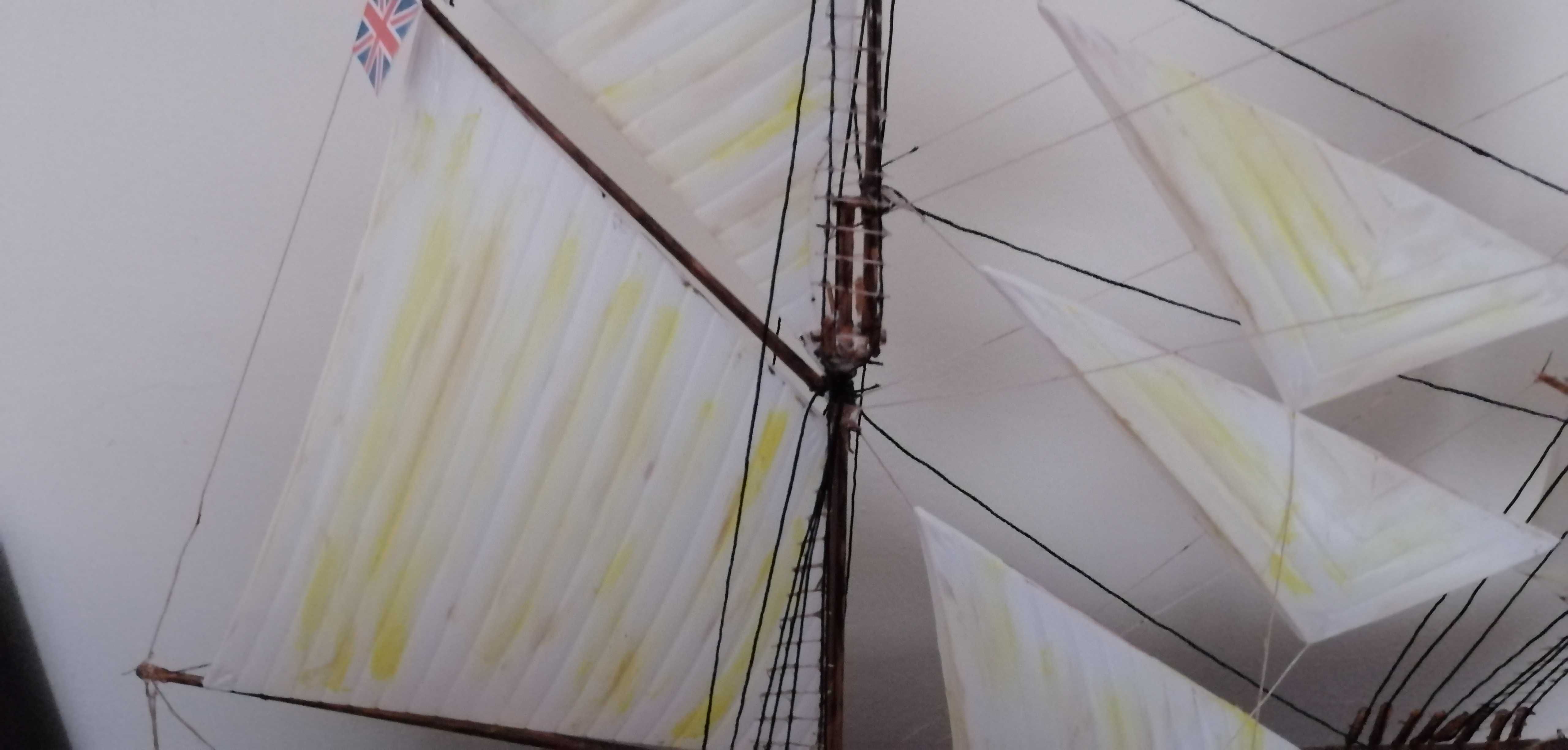 Barco caravela com redoma