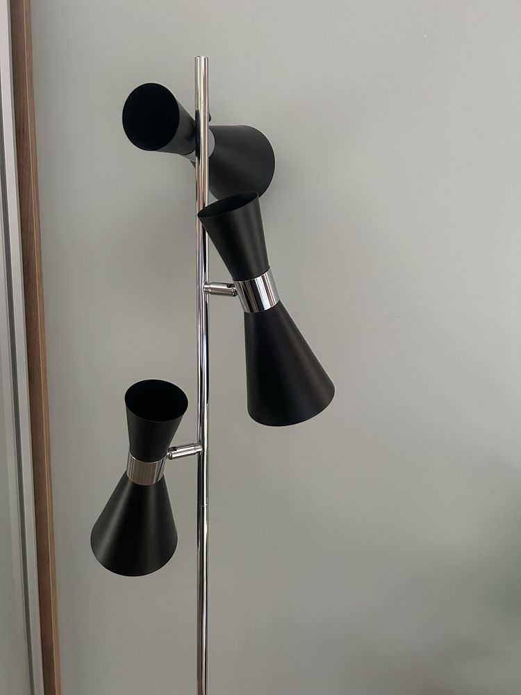 Lampa stojąca czarna
