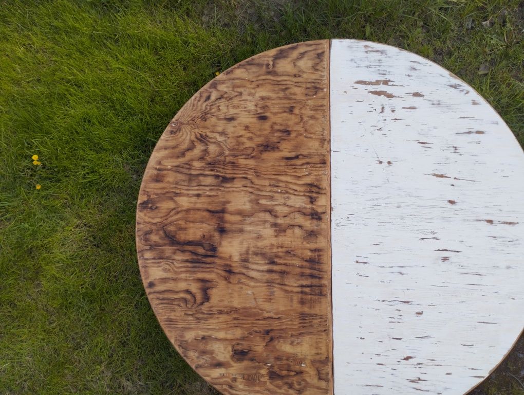Okrągły drewniany stół rustykalny.
