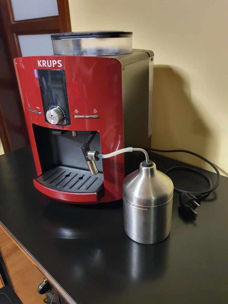 Automatyczny ekspres do kawy marki krups ea8255 czerwony
