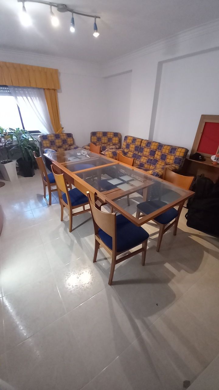 Mesa com tampo de vidro extensivel