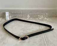 Cinto preto com fivela dourada