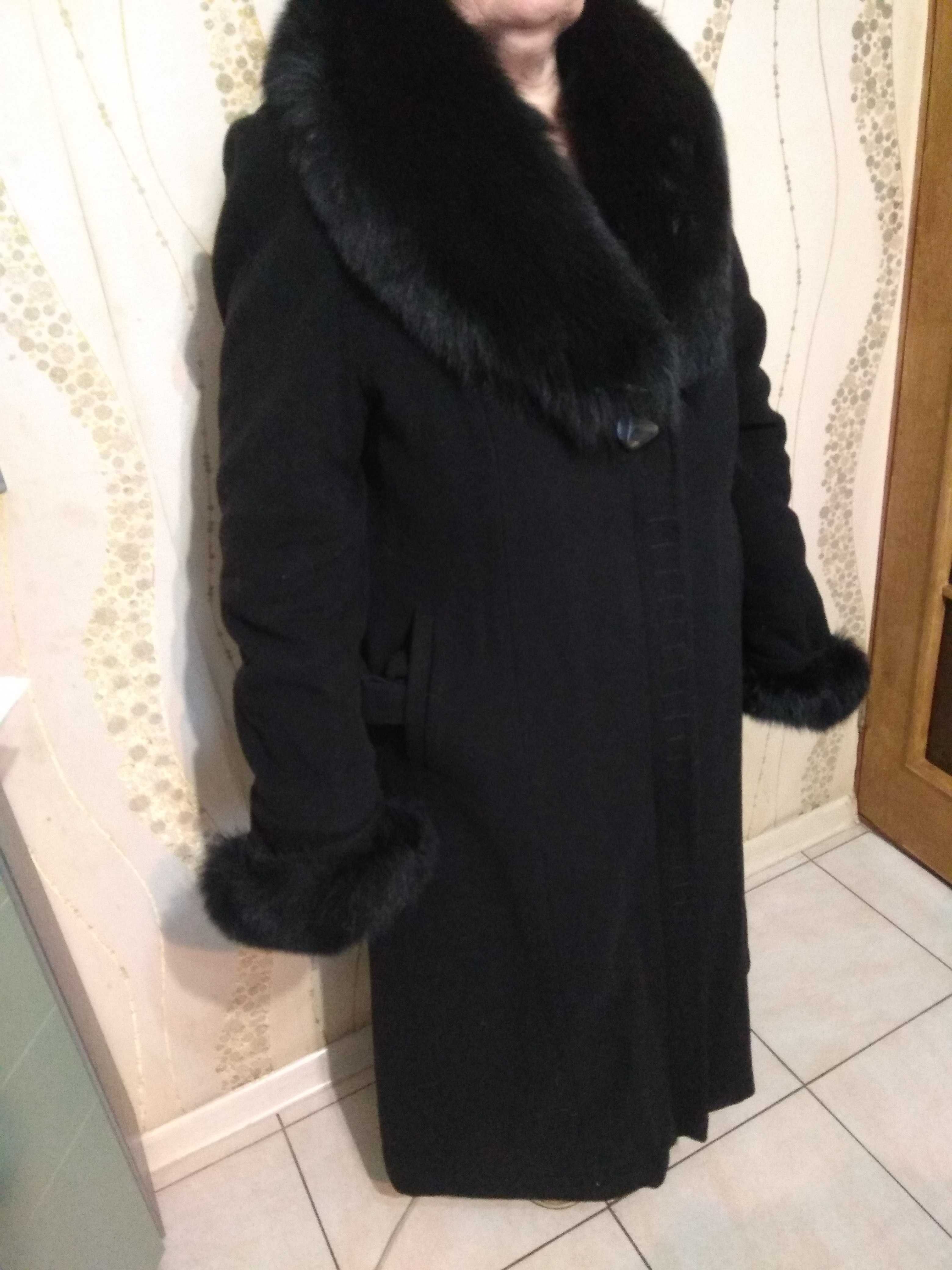 Продам женское пальто с натуральным мехом
