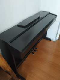 Pianino cyfrowe Yamaha YDP 131 z ławą.