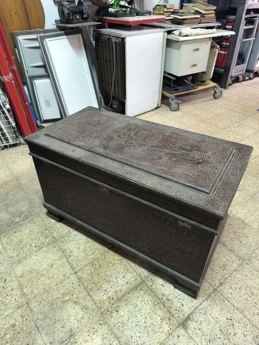 Arca em madeira trabalhada