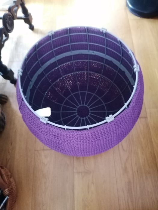 Puff em metal com cobertura em crochet