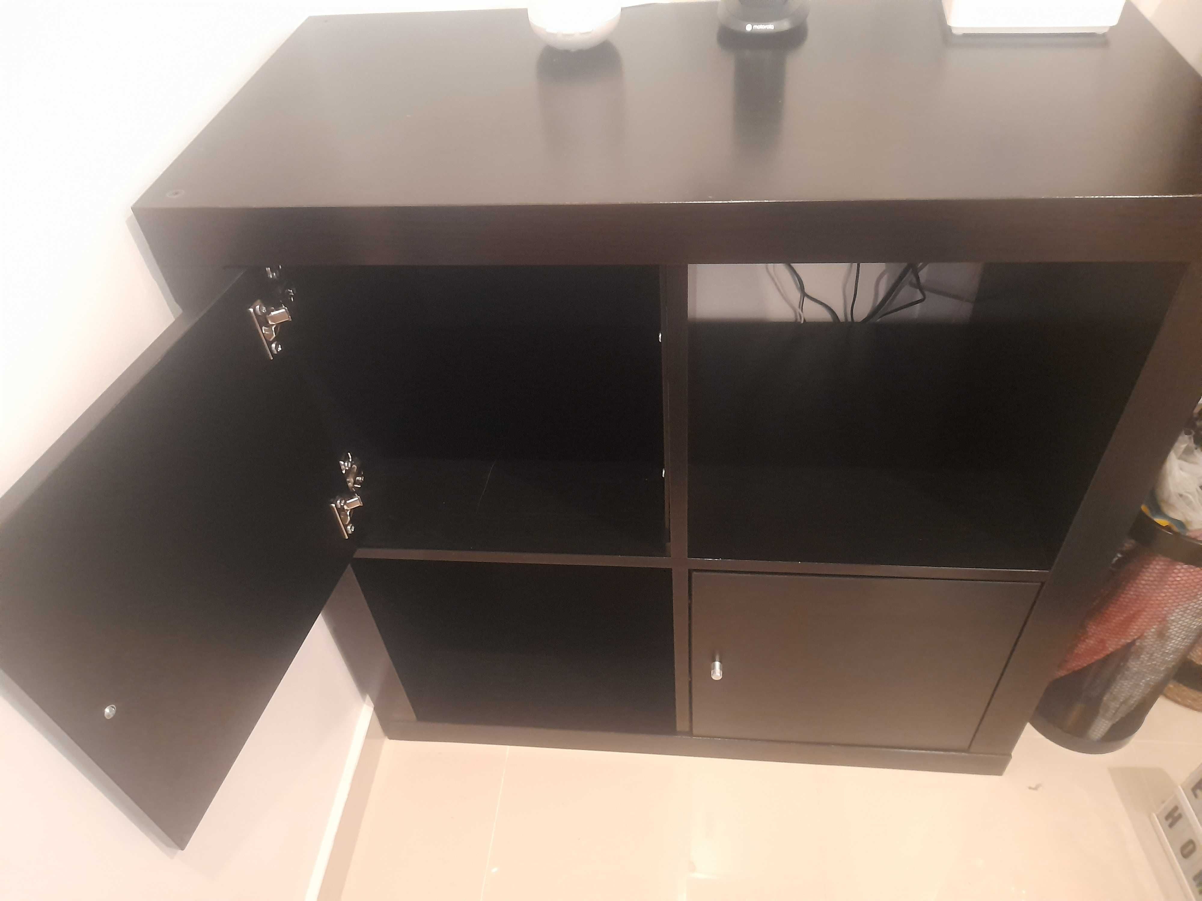 Estante com portas