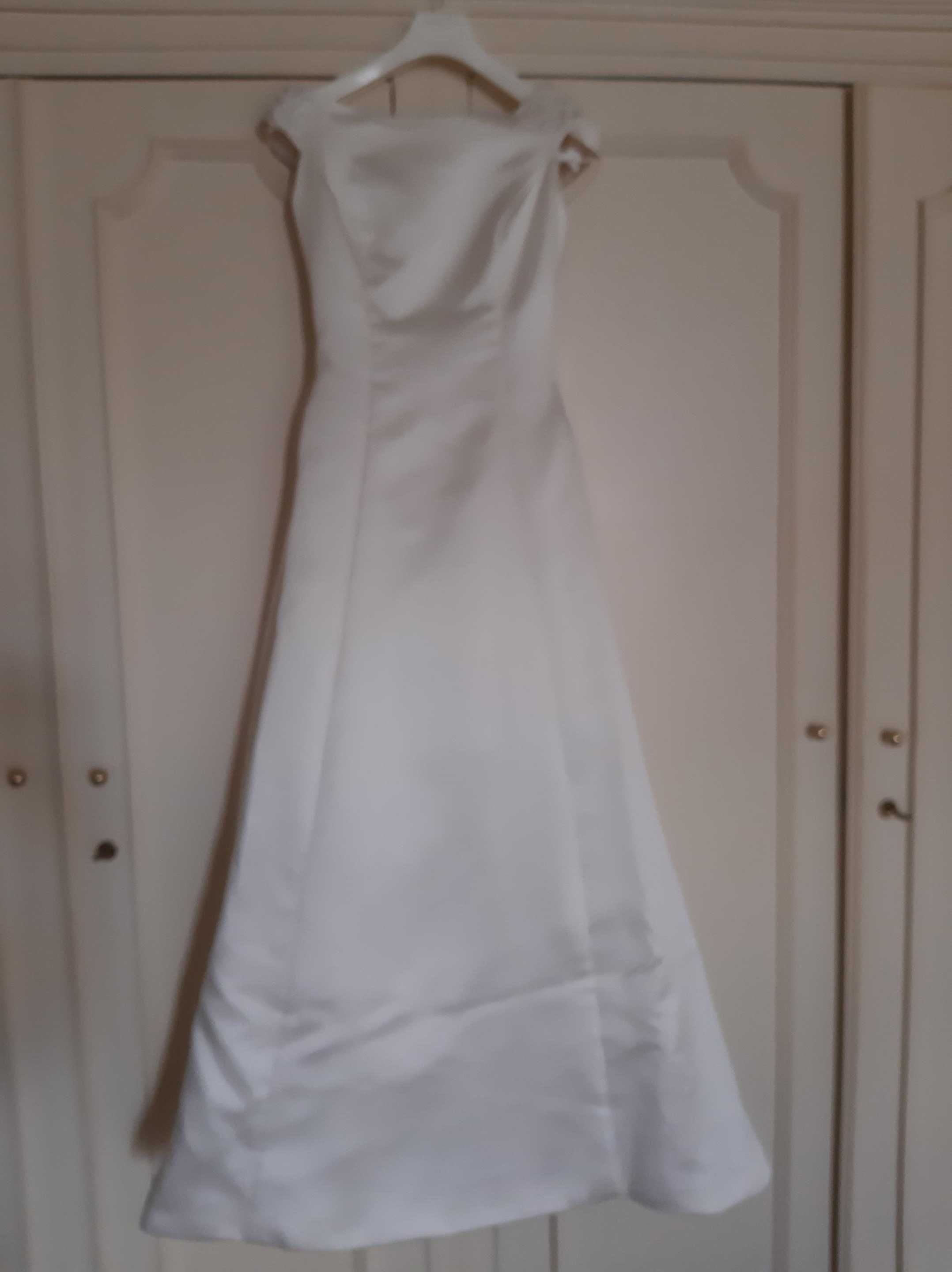 Vestido de Noiva de Setim branco muito actual