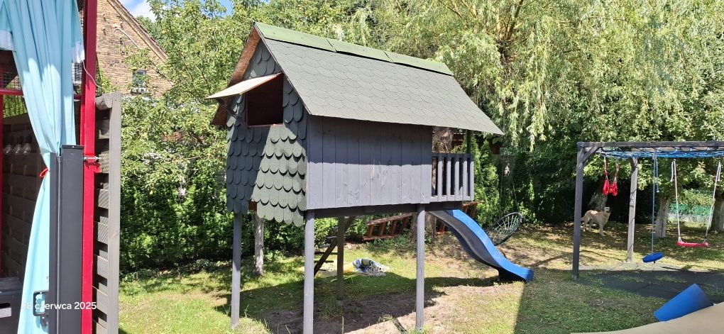 Domek z drewna i zjeżdżalnia