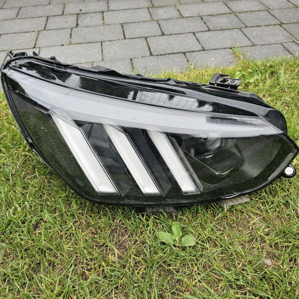 Lampa przód PEUGEOT 208 II
