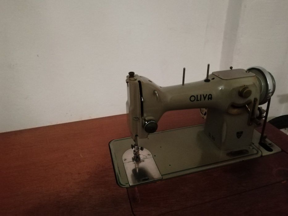 Oliva CL 50 maquina de costura e bordar, afinada a trabalhar