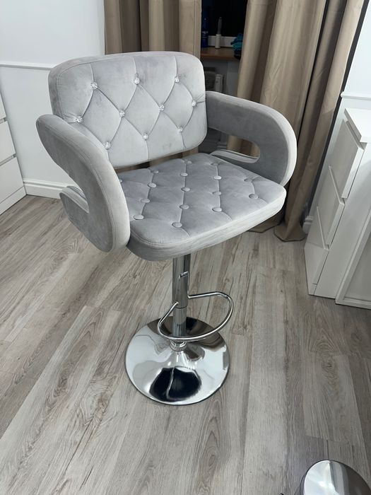 Hoker kosmetyczny szary ze srebrną nogą