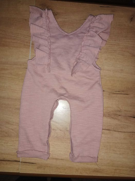 Prążkowany Rampers z falbankami piękny brudny róż