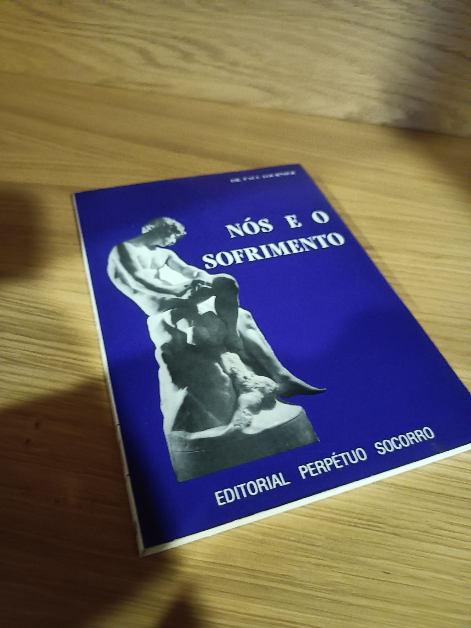 Vendo o livro: Nós e o sofrimento