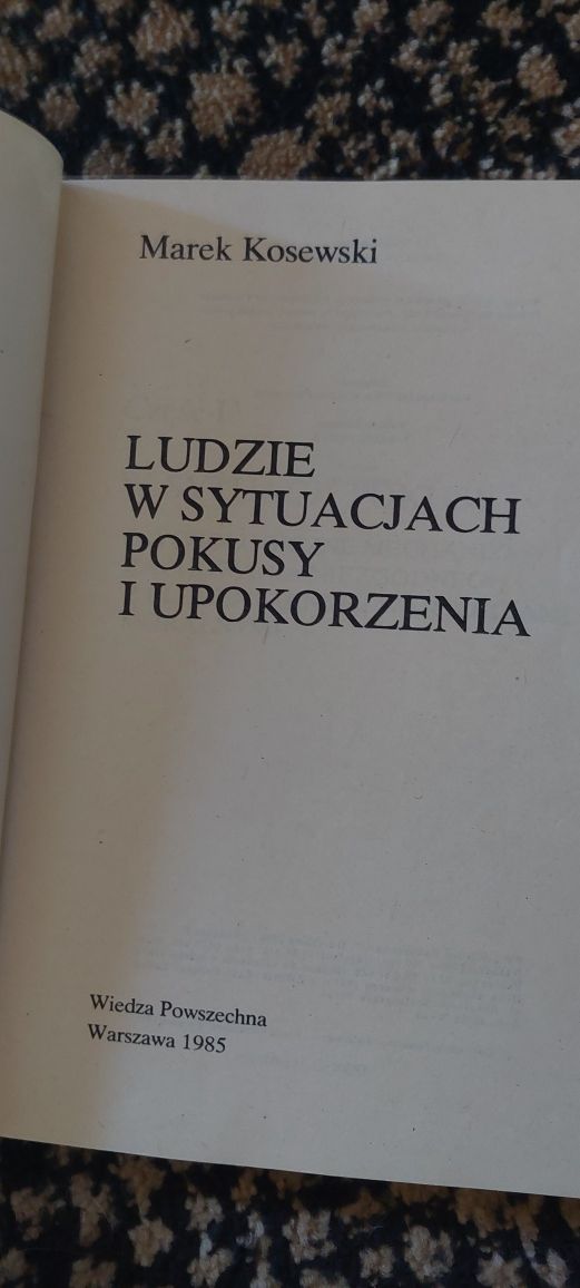 Ludzie w sytuacjach pokusy i upokorzenia Kosewski