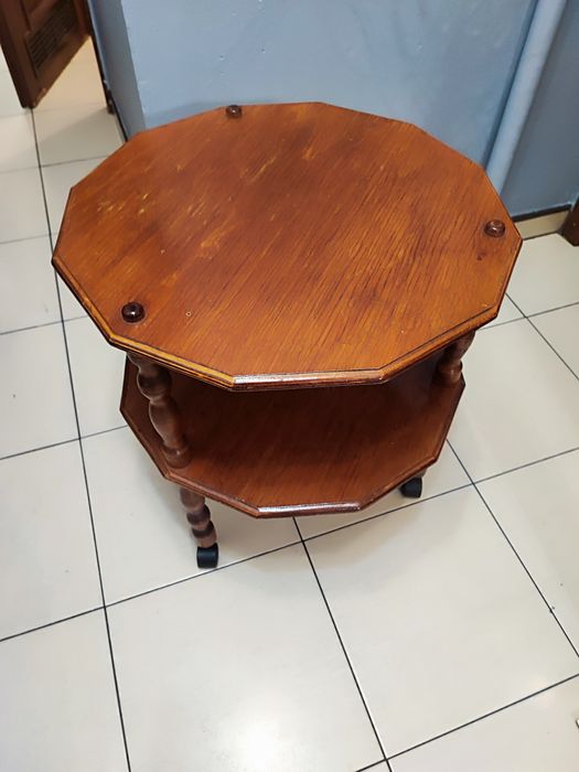 Stolik z dwoma półkami na kółkach