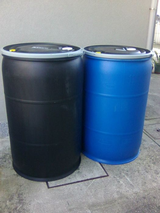 Barricas plásticas de 250 Litros.
