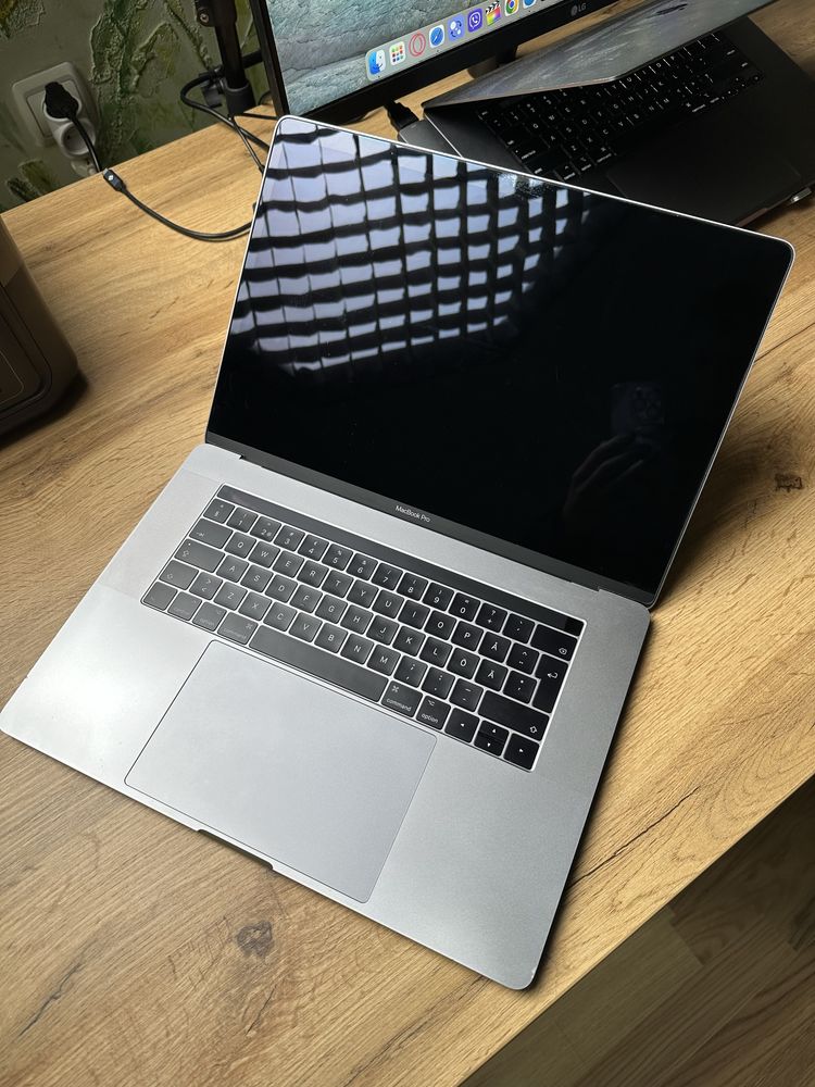 Macbook pro 15 2017 | i7 | 16gb | 512ssd | 4gb GPU