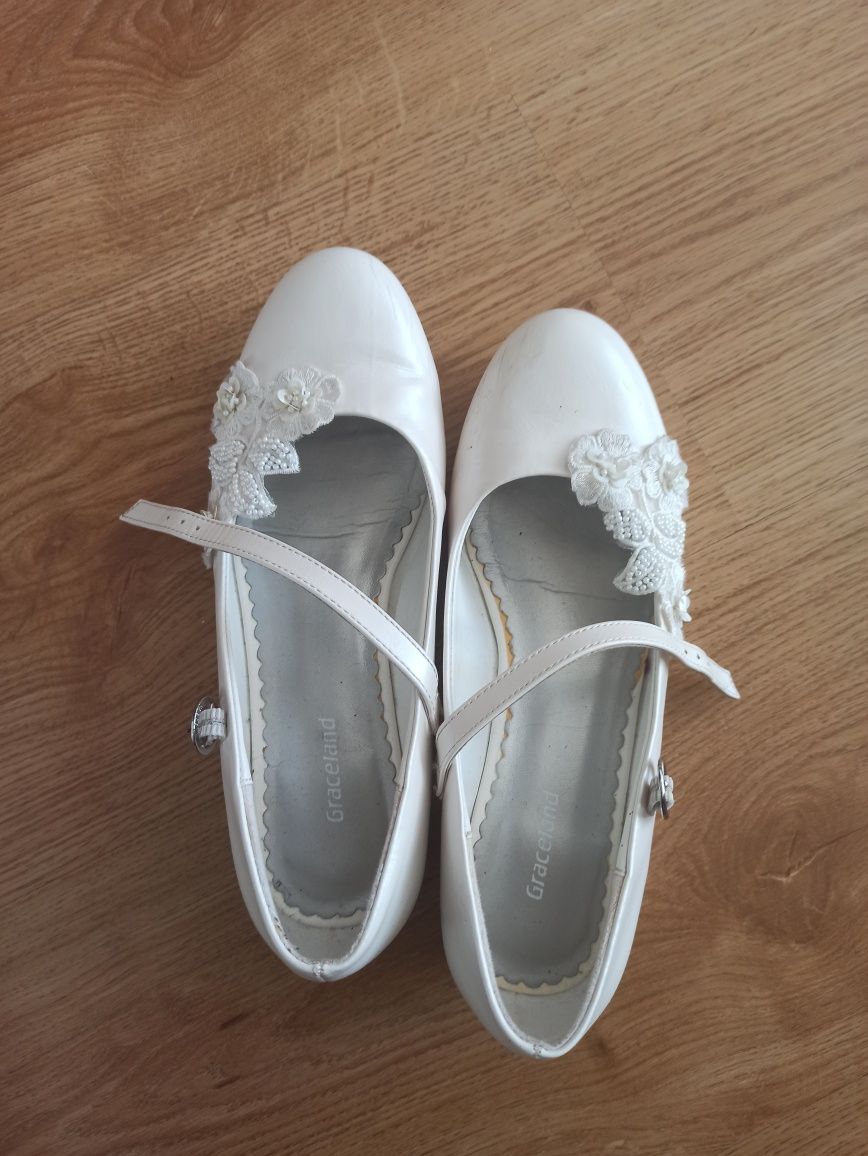 Buty komunijne i wianki.