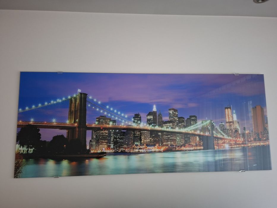 Szklany obraz, miasto nocą