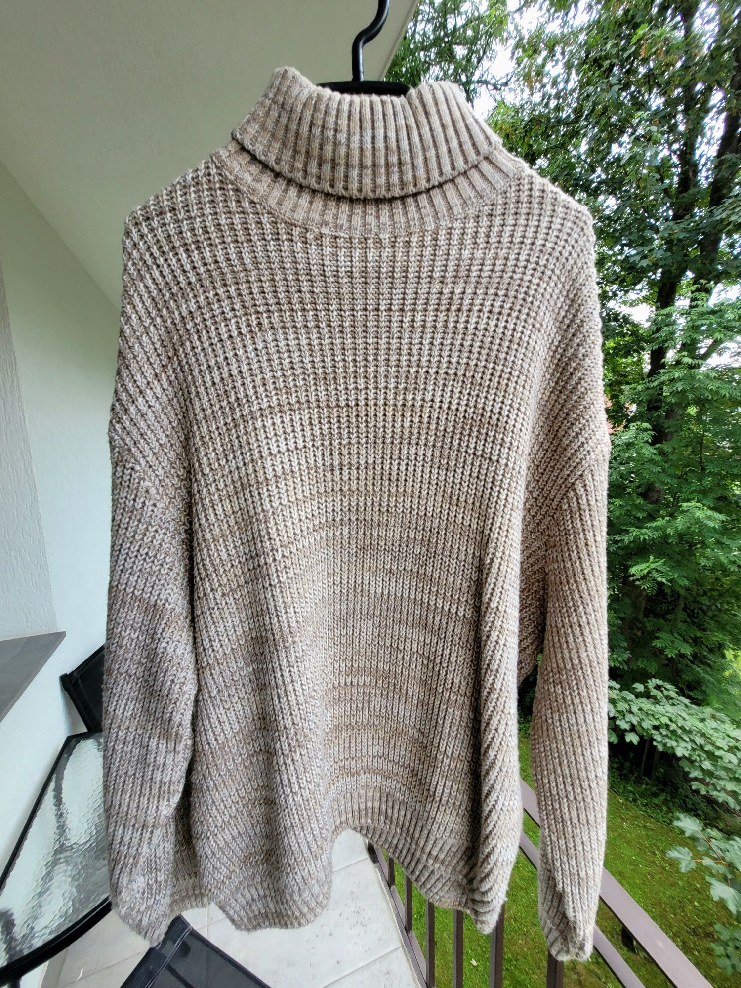 Jasnobeżowy, prążkowany sweter oversize z golfem - ASOS