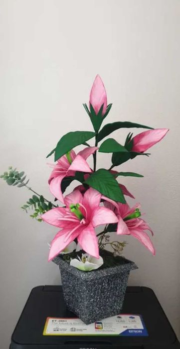 Arranjos de flores feitos em EVA.