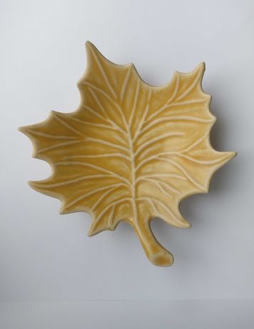 Żółty talerzyk w kształcie liścia klonu niewielki ceramiczny talerz