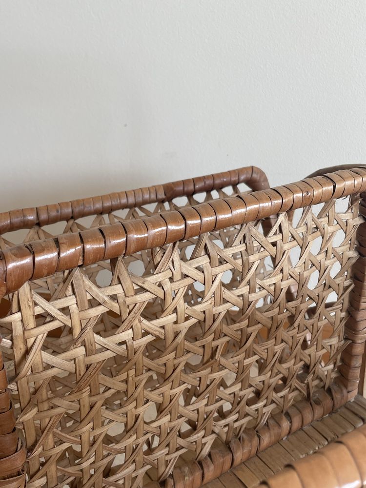 Porta revistas em verga/rattan