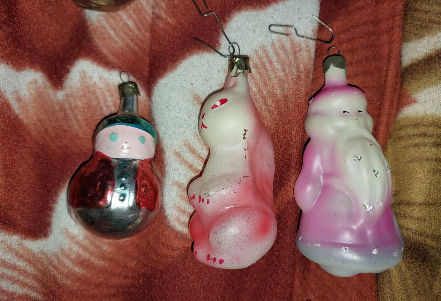 Старі новорічні іграшки на ялинку, космонавт , бджілка, дід мороз
