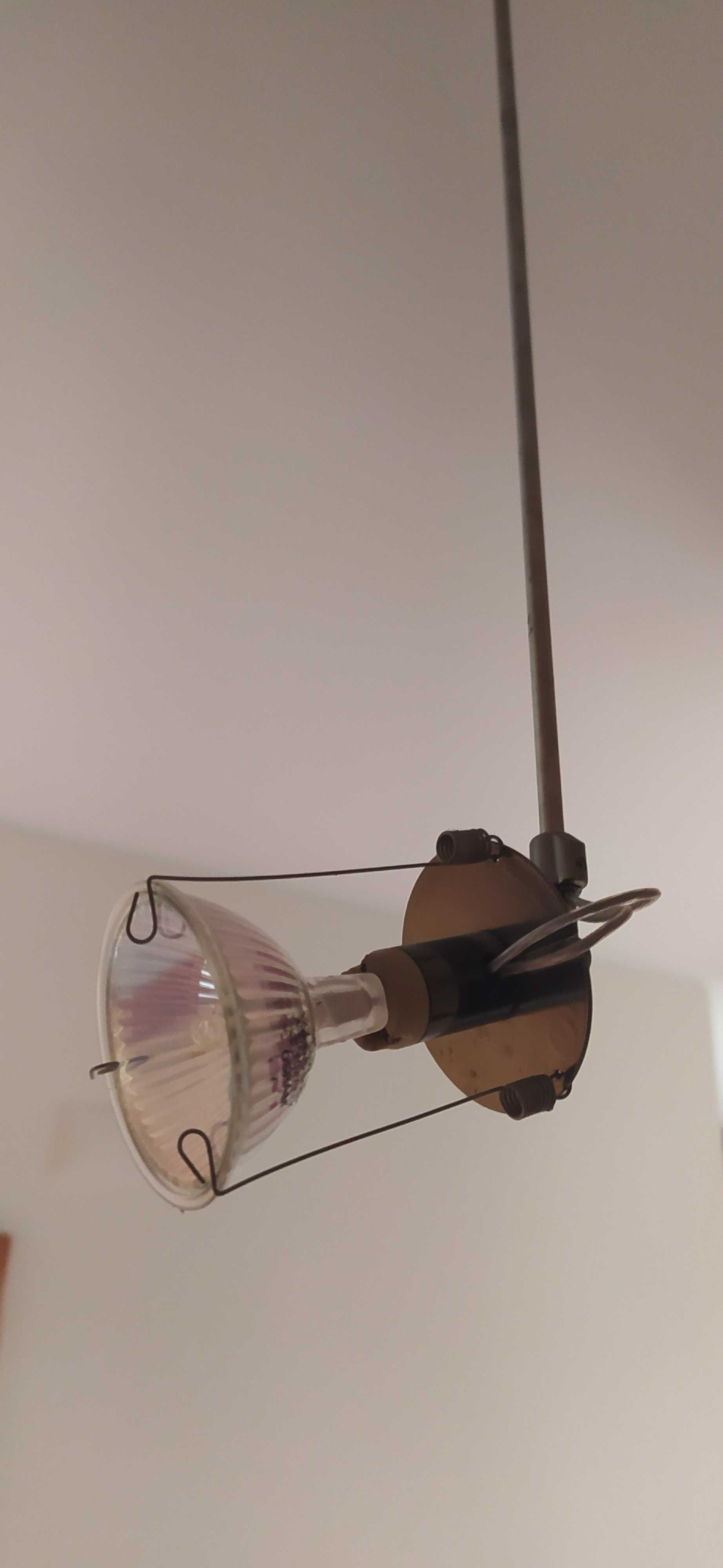 Candeeiro de tecto com lâmpada de halogéneo