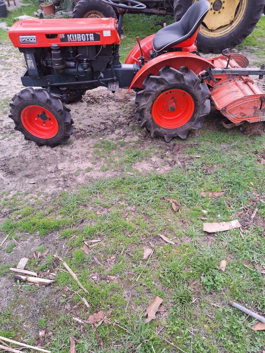 Trator  B6000 4x4